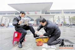 湖北网络红人"朱抢抢"为求宽容 火车站“鞋保姆式”服务擦鞋